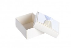 Bej ve beyaz saten kurdeleli karton kutu