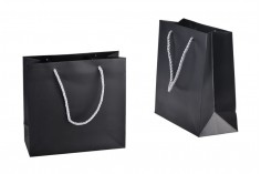 Черна пластмасова подаръчна чанта със сребристи дръжки с размери  220x90x210