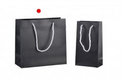 Черна пластмасова подаръчна чанта със сребристи дръжки с размери  220x90x210
