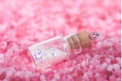 Малки шишенца с коркова тапа - висулка, размери 31,2x10,5 mm Малки шишенца с коркова тапа - висулка, размери 31,2x10,5 mm