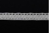 Бяла дантела с ширина 12 мм, с лепенка - 4.6 метра на парче