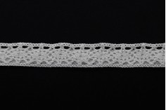 Бяла дантела с ширина 12 мм, с лепенка - 4.6 метра на парче