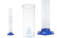 Стъклена цилиндрична измервателна тръба 250 мл, на пластмасова синя основа