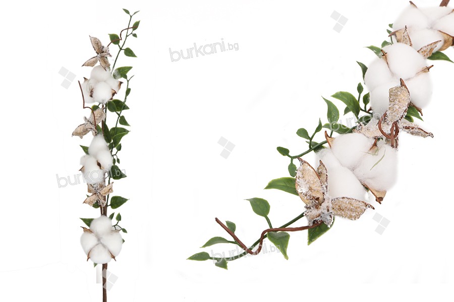 Pamuk çiçeği ve yeşil yaprakları ile dekoratif dal