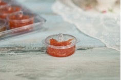 Комплект за сватба и кръщение: щанд с 20 пластмасови купички заза сладкиши и малки профитроли