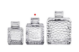 Квадратна стъклена бутилка 100 ml (PP 28) с релефен дизайн-изображение_група
