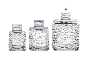 Квадратна стъклена бутилка 200 ml (PP 28) с релефен дизайн за ароматизатор, дифузер-изображение_група