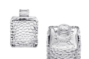 Квадратна стъклена бутилка 200 ml (PP 28) с релефен дизайн за ароматизатор, дифузер-изображение_продукт