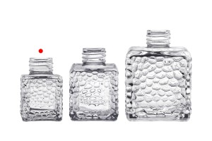Квадратна стъклена бутилка 50 ml (PP 28) с релефен дизайн-изображение_група