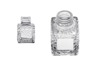 Квадратна стъклена бутилка 50 ml (PP 28) с релефен дизайн-изображение_продукт