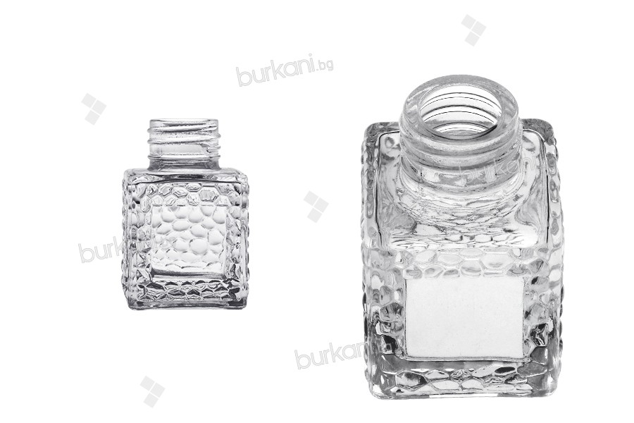 Квадратна стъклена бутилка 50 ml (PP 28) с релефен дизайн