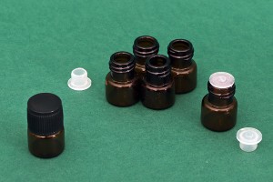 Малко шишенце 1 мл с пластмасова капачка и тапичка с размери  16x22мм-изображение_група