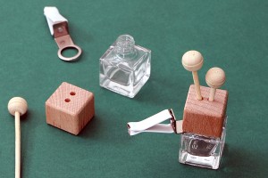 Стъклена бутилка 7 мл за ароматизатор с дървена капачка и пръчки - 25 бр-изображение_група