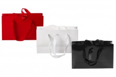 Подаръчна торбичка 250x80x150 мм с дръжка и лентичка за връзване в различни цветове - 20 бр
