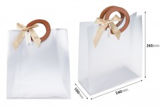 Пластмасова подаръчна чанта прозрачна с размери 240x100x265 mm  с панделка и кожена дръжка - 12 бр. 