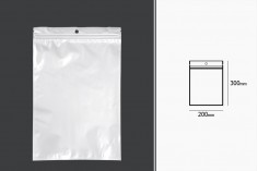 Пластмасови торбички  с цип 200x300 mm, с бял гръб и предна прозрачна част, с дупка - 100 бр