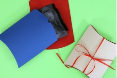 Подаръчна кутия тип "възглавница" 210x210x50 mm в различни цветове  - в опаковка 20 бр.