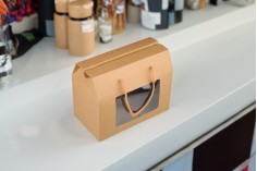Хартиена кутия - подаръчна торбичка 150х90х115 мм с връв и прозорец - 12 бр.