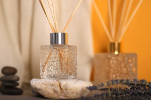 Квадратна стъклена бутилка 100 ml (PP 28) с релефен дизайн-изображение_група