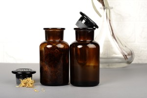 Стъклена кафява бутилка 250 мл със стъклена капачка-изображение_размери