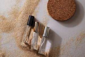 Стъклена бутилка 10 мл със спрей помпа с капачка-изображение_група