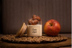 Ароматна ръчно изработена свещ " Candy Apple" - 110 гр.  с дървен фитил