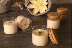 Ароматна ръчно изработена свещ " Vanilla Caramel " - 110 гр. с дървен фитил 