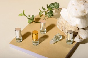 Малки шишенца рол он  2 мл ( сребриста и златиста капачка)-изображение_група