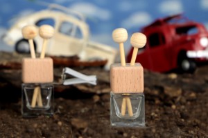 Стъклена бутилка 7 мл за ароматизатор с дървена капачка и пръчки - 25 бр-изображение_група