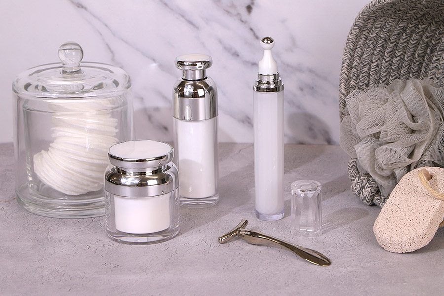 Пластмасова бутилка Airless 30 ml Акрилен ( вътрешно прозрачна и външно бяла) със помпа и капачка Пластмасова бутилка Airless 30 ml Акрилен ( вътрешно прозрачна и външно бяла) със помпа и капачка