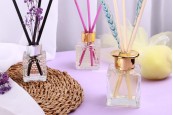 Квадратна стъклена бутилка 100 ml (PP 28) с релефен дизайн Квадратна стъклена бутилка 100 ml (PP 28) с релефен дизайн