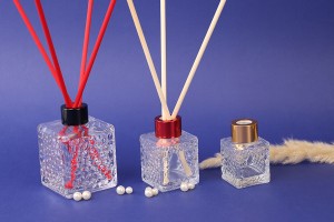 Квадратна стъклена бутилка 50 ml (PP 28) с релефен дизайн-изображение_група