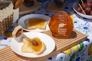 Стъклен буркан 380 мл за мед с дървена тапичка и лъжичка-изображение_група