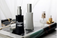 Стъклена овална бяла или черна бутилка за парфюм  30 ml 18/415