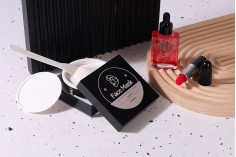 Kapaklı ve altın rengi krema pompalı, beyaz mat renkte 30 ml lüks cam şişe