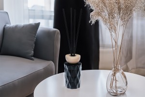 Стъклена бутилка 180 ml (PP28) релефна в бял или черен матов цвят за ароматизатори-5