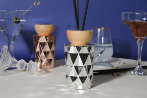 Стъклена бутилка 180 ml (PP28) релефна в цвят сребро или розово-златно подходяща за ароматизатори-3