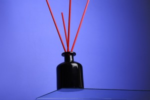 Стъклена бутилка от 250 мл в черен цвят за ароматизатор-изображение_група