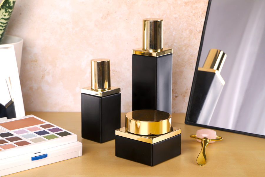 Стъклено бурканче 50 мл за крем, в цвят черен мат, със златиста капачка с пластмасов разделител-изображение_група