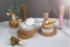 Bambu kapaklı ve plastik contalı, siyah renkli 30 ml krema için cam kavanoz
