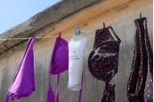 Бяла пластмасова тубичка 150 ml с метални ролкови топчета и прозрачна капачка Бяла пластмасова тубичка 150 ml с метални ролкови топчета и прозрачна капачка