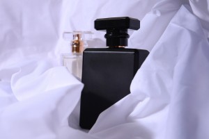 Стъклена прозрачна бутилка 100 мл със спрей и капачка-изображение_група