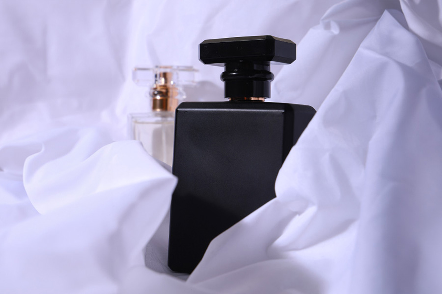 Стъклена прозрачна бутилка 100 мл със спрей и капачка-изображение_група