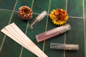 Малка стъклена бутилка със спрей помпа за парфюм 3 мл-изображение_група