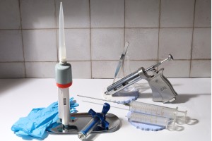 Стъклена спринцовка с метален нос и метална игла 5 мл-изображение_група