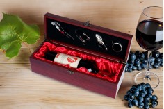 Луксозна дървена кутия с аксесоари за бутилка вино