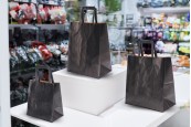 Хартиена подаръчна торбичка 240х140х300 мм в черен цвят с дръжка - 12 бр. Хартиена подаръчна торбичка 240х140х300 мм в черен цвят с дръжка - 12 бр.