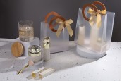Пластмасова подаръчна чанта прозрачна с размери 240x100x265 mm с панделка и кожена дръжка - 12 бр. Пластмасова подаръчна чанта прозрачна с размери 240x100x265 mm с панделка и кожена дръжка - 12 бр.