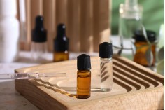 Стъклена миниатра 1 ml, с размери 10x35 с черна пластмасова капачка 