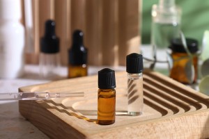 Стъклена миниатра 1 ml, с размери 10x35 с черна пластмасова капачка-изображение_група